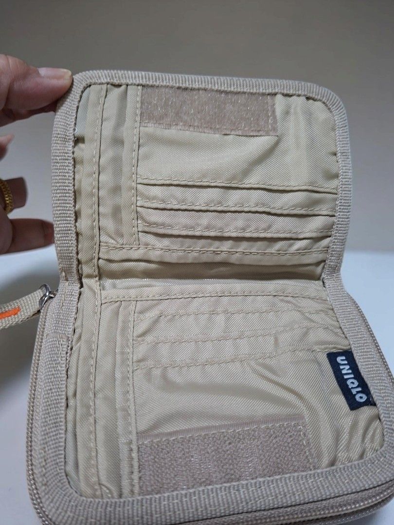 UNIQLO BIFOLD NYLON MEDIUM WALLET (Category: Wallets & Card Holders) located in Las Pinas. Submitted by annachiaonair2037 (Listing ID 1467127646, Image 3). Description: UNIQLO NYLON BIFOLD MEDIUM WALLET FROM JAPAN LIKE NEW Disclaimer: I am not affiliated with, associated with, or authorized by any of the brands featured posted. Any mention of brand names, trademarks, or logos is solely for identification and reference purposes only..