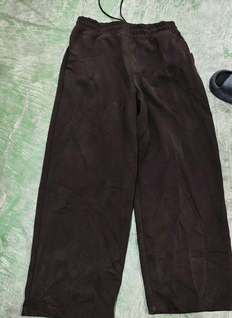 Uniqlo C SWEAP PANTS (Category: Activewear) located in Angeles City. Submitted by solano.27 (Listing ID 1466971306, Image 1). Description: .