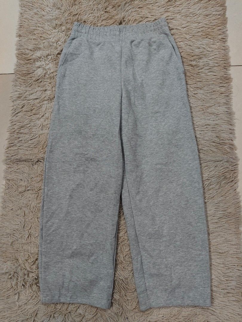 Uniqlo C Sweat Wide Pants (Category: Joggers) located in Angeles City. Submitted by miss_independent01 (Listing ID 1467006013, Image 3). Description: Uniqlo C Sweat Wide Pants Color: Grey Width: 15 (Medium on tag) Length: 38 MOP: Gcash ✅ Mine Now, Pay Now ✅ First to Pay, Gets the Item 📍 PAMPANGA Courier: JnT 🚚🚚 PM 💌.