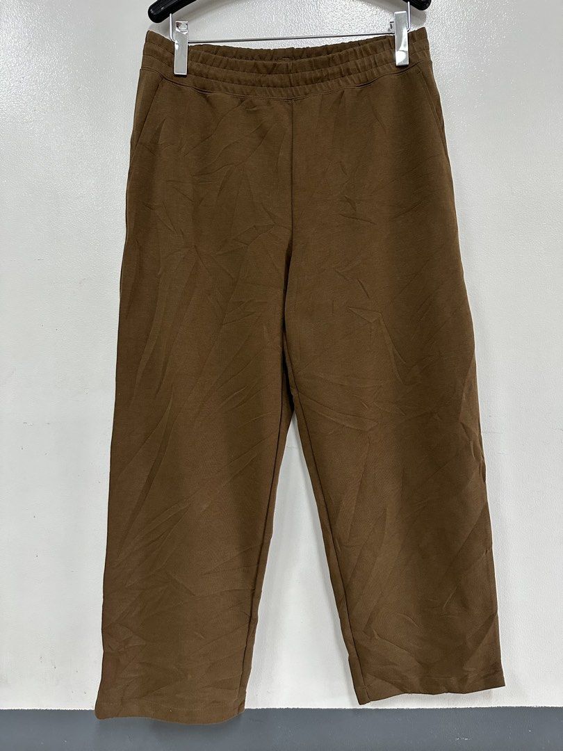 Uniqlo C Wide sweatpants (Category: Joggers) located in Mabalacat. Submitted by lasantia (Listing ID 1467113617, Image 1). Description: Uniqlo C Wide sweatpants excellent condition size: XL loc.: Pampanga courier: J&T PM📩.