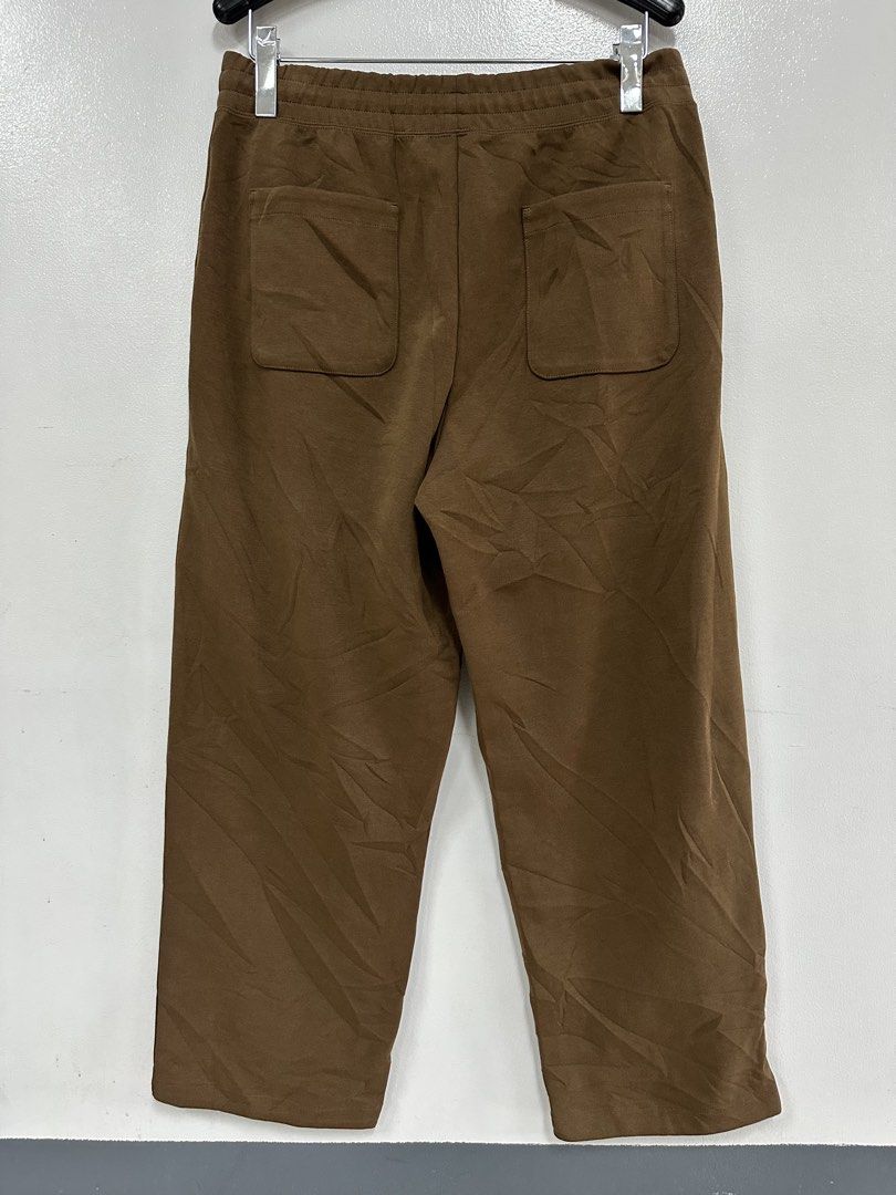 Uniqlo C Wide sweatpants (Category: Joggers) located in Mabalacat. Submitted by lasantia (Listing ID 1467113617, Image 2). Description: Uniqlo C Wide sweatpants excellent condition size: XL loc.: Pampanga courier: J&T PM📩.