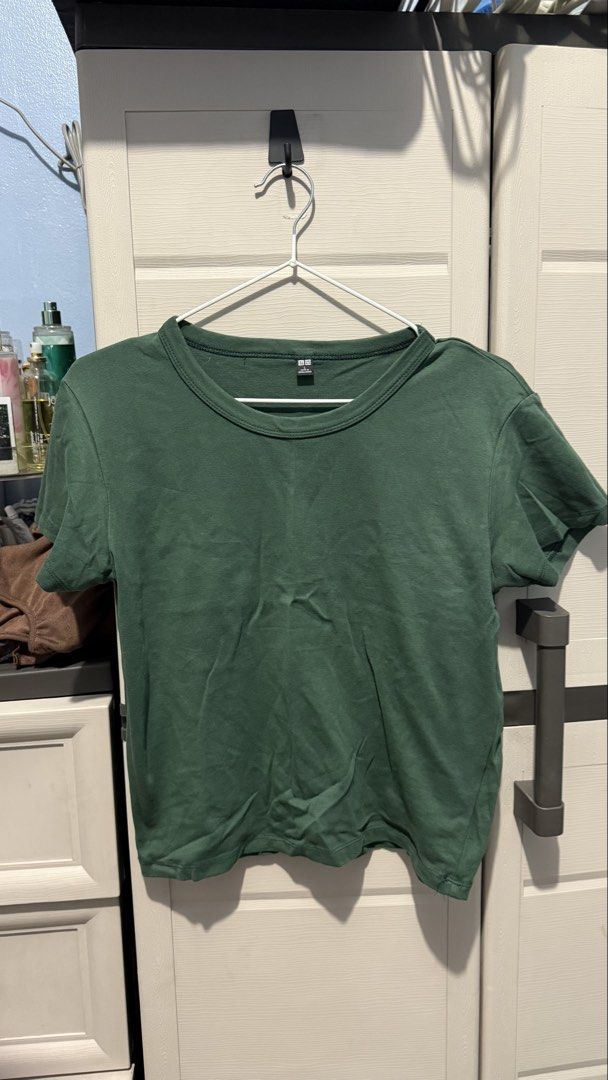 Uniqlo Crew Neck Tee (Category: Shirts) located in Quezon City. Submitted by dinesaur (Listing ID 1467130790, Image 1). Description: .