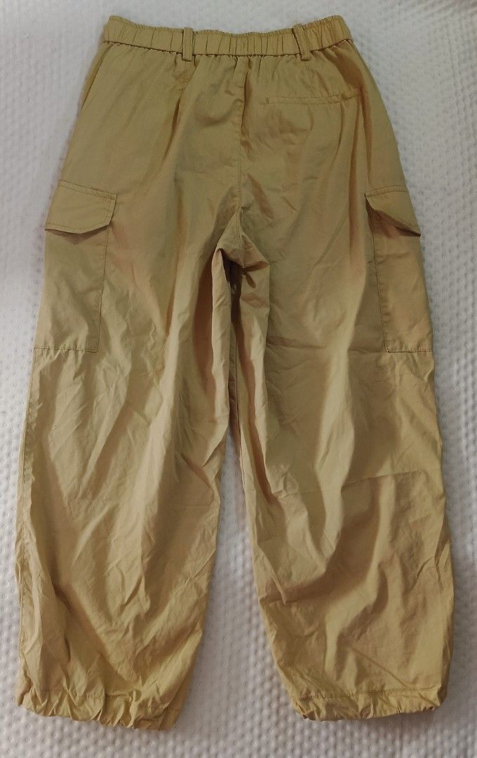 UNIQLO EASY CARGO PANTS 28-32 (Category: Other Bottoms) located in Quezon City. Submitted by ahyaladyblue (Listing ID 1467034165, Image 2). Description: .
