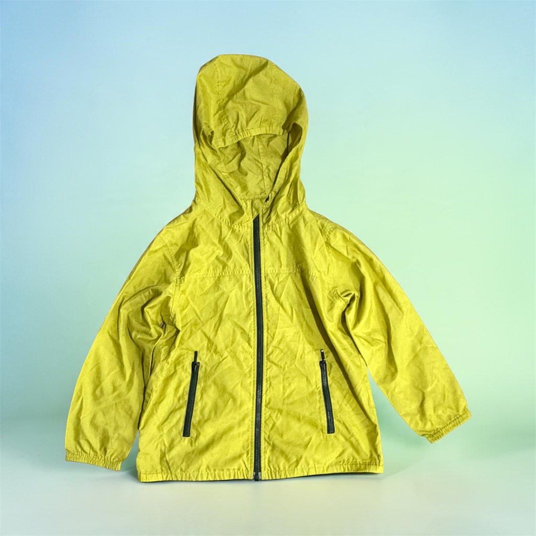 Uniqlo Kids (Category: Babies & Kids Fashion) located in Cainta. Submitted by tinytr3ndsetters (Listing ID 1467015685, Image 1). Description: Uniqlo Kids Windbreaker Size 110 (4 to 6 years old).