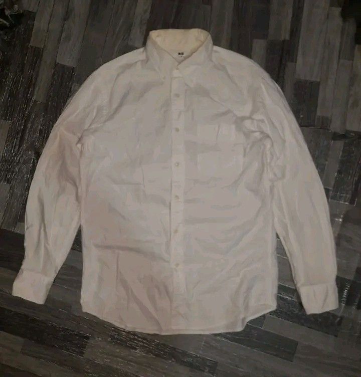 UNIQLO MEN'S WHITE BUTTON DOWN POLO LONGSLEVE (Category: Tshirts & Polo Shirts ) located in Mandaue City. Submitted by indayftjesiediva (Listing ID 1466993915, Image 1). Description: UNIQLO MEN'S WHITE BUTTON DOWN POLO LONGSLEVE MEDIUM TO LARGE 21X27 LIKE NEW CONDITION COLOR RATE 9.8/10 NEEDWASH MINE 450 + SF ONLY 🔥 DM IF INTERESTED 📩.