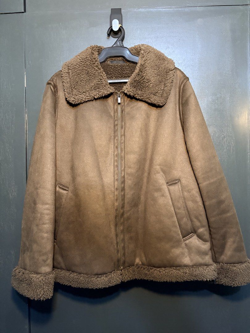 Uniqlo Pile Lined Jacket (Category: Coats, Jackets and Outerwear) located in Cavite. Submitted by loved_by_g (Listing ID 1466975777, Image 3). Description: Interior made of fluffy material. Windproof material keeps the wind from blowing through. Versatile short length.