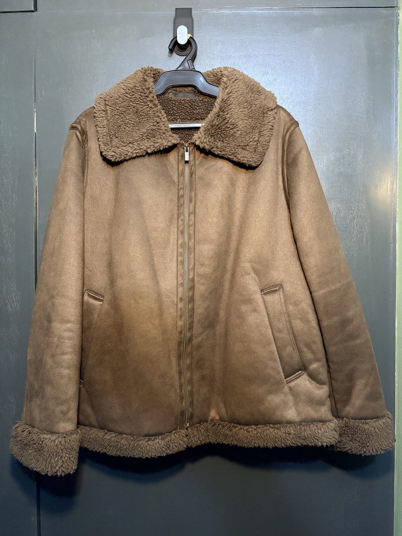 Uniqlo Pile Lined Jacket (Category: Coats, Jackets and Outerwear) located in Cavite. Submitted by loved_by_g (Listing ID 1466975777, Image 2). Description: Interior made of fluffy material. Windproof material keeps the wind from blowing through. Versatile short length.