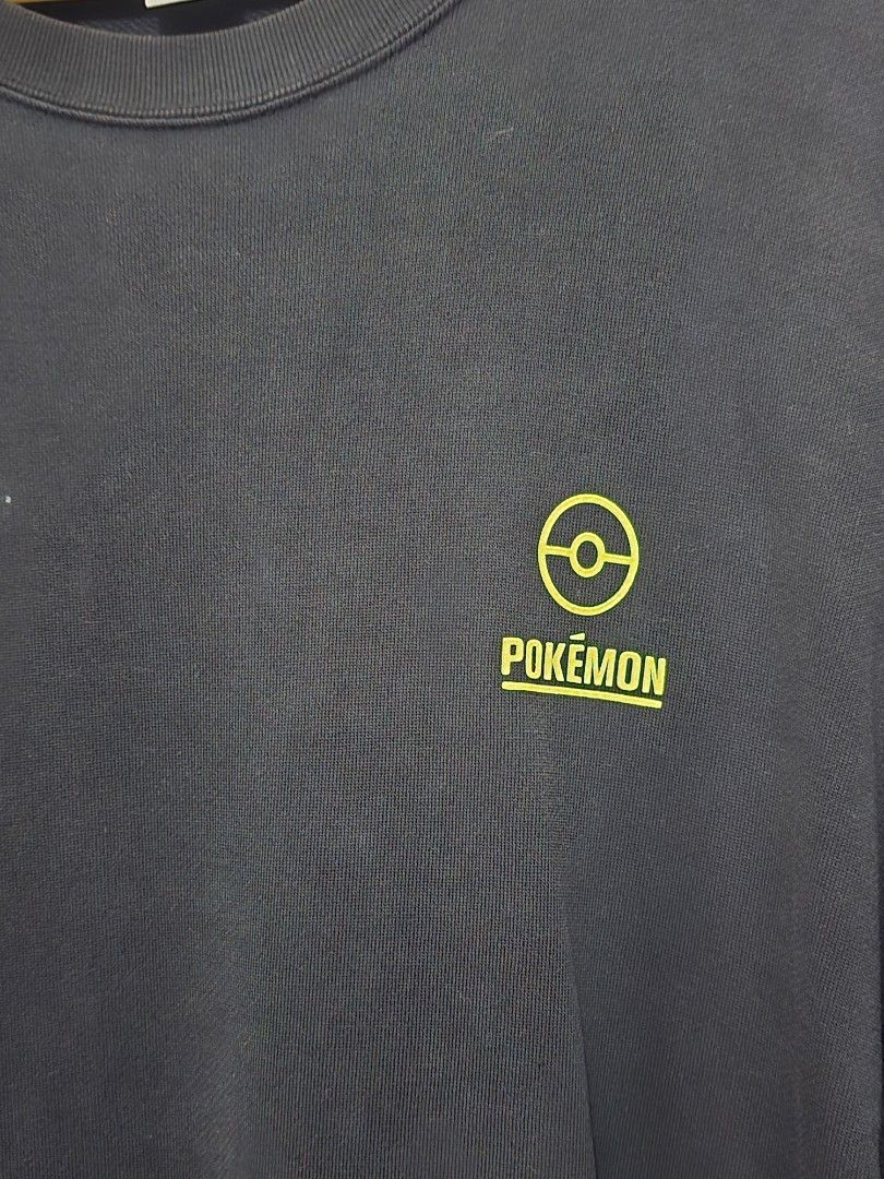 Uniqlo Pokémon Black Sweater (Category: Coats, Jackets and Outerwear) located in Mexico. Submitted by silverkatie429 (Listing ID 1467164884, Image 3). Description: A sleek black sweatshirt featuring a bold neon-green geometric design on the back..