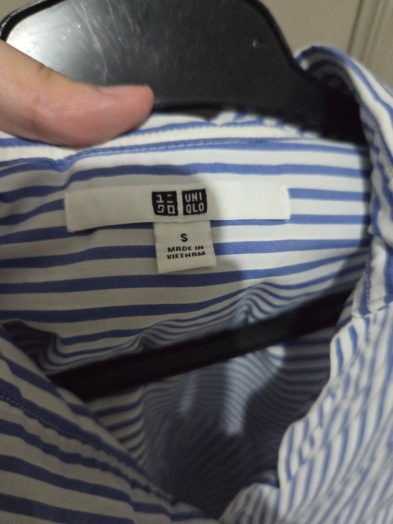 Uniqlo Polo (Category: Longsleeves) located in Manila. Submitted by claaamss (Listing ID 1466988508, Image 2). Description: Width: 17 - 23" Length: 26 - 29".