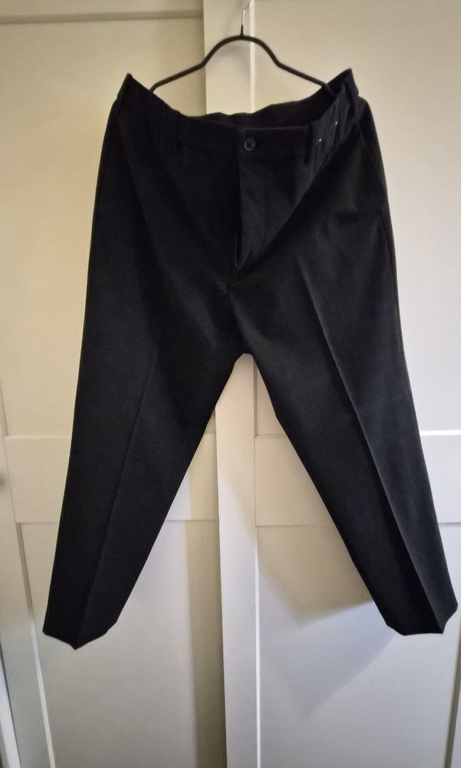 Uniqlo Smart Ankle pants (Category: Trousers) located in Taguig. Submitted by shawn_dee (Listing ID 1466989735, Image 2). Description: please see details.