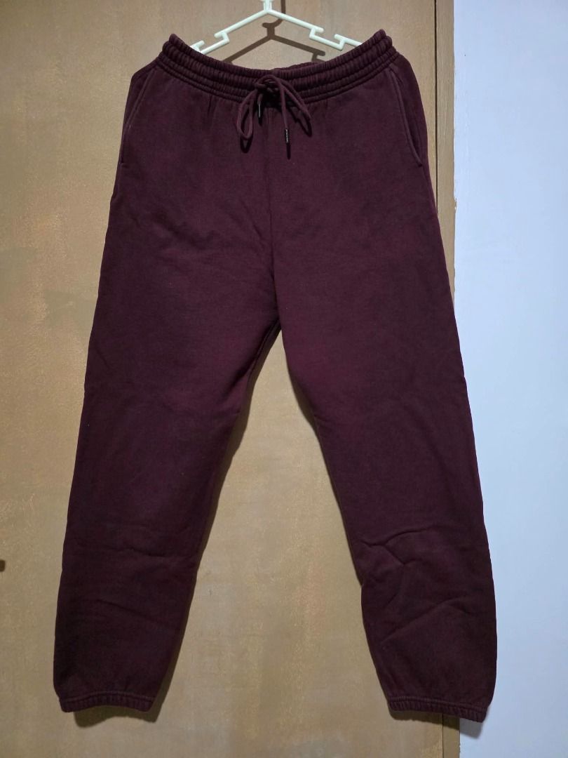 Uniqlo Sweatpants Maroon (Category: Joggers) located in Las Pinas. Submitted by beiyaaah99 (Listing ID 1467006255, Image 1). Description: - Brand: Uniqlo - Item: Sweatpants - Color: Maroon - Size: Medium (M) - Material: 100% Cotton (Body/Pocket Lining) - Features: Elastic waistband and ribbed cuffs for a snug, comfortable fit.