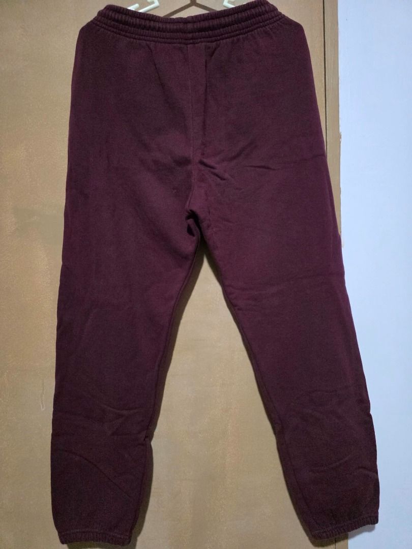 Uniqlo Sweatpants Maroon (Category: Joggers) located in Las Pinas. Submitted by beiyaaah99 (Listing ID 1467006255, Image 2). Description: - Brand: Uniqlo - Item: Sweatpants - Color: Maroon - Size: Medium (M) - Material: 100% Cotton (Body/Pocket Lining) - Features: Elastic waistband and ribbed cuffs for a snug, comfortable fit.