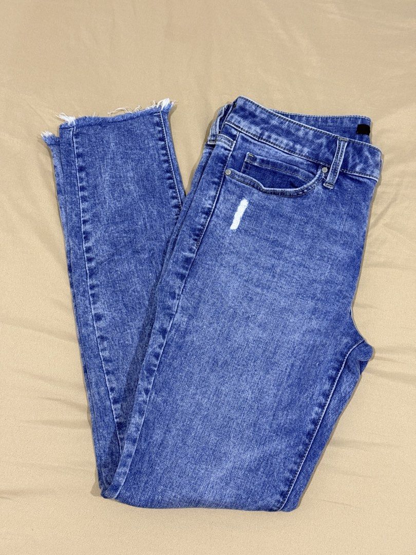 Uniqlo Tattered Jeans (Category: Jeans) located in San Mateo. Submitted by tintinda0011 (Listing ID 1467142564, Image 1). Description: .