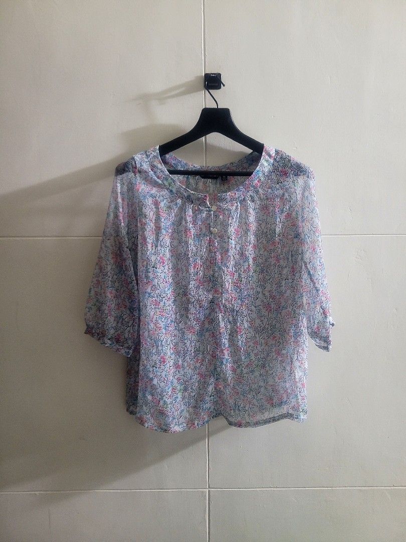 UNIQLO Tiny Floral Mesh Top (Category: Blouses) located in Los Banos. Submitted by lopecruz (Listing ID 1467078550, Image 1). Description: armpit: 19" length: 22" like new, no flaws S-M.