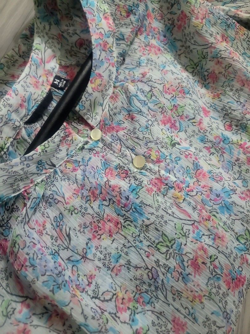 UNIQLO Tiny Floral Mesh Top (Category: Blouses) located in Los Banos. Submitted by lopecruz (Listing ID 1467078550, Image 3). Description: armpit: 19" length: 22" like new, no flaws S-M.