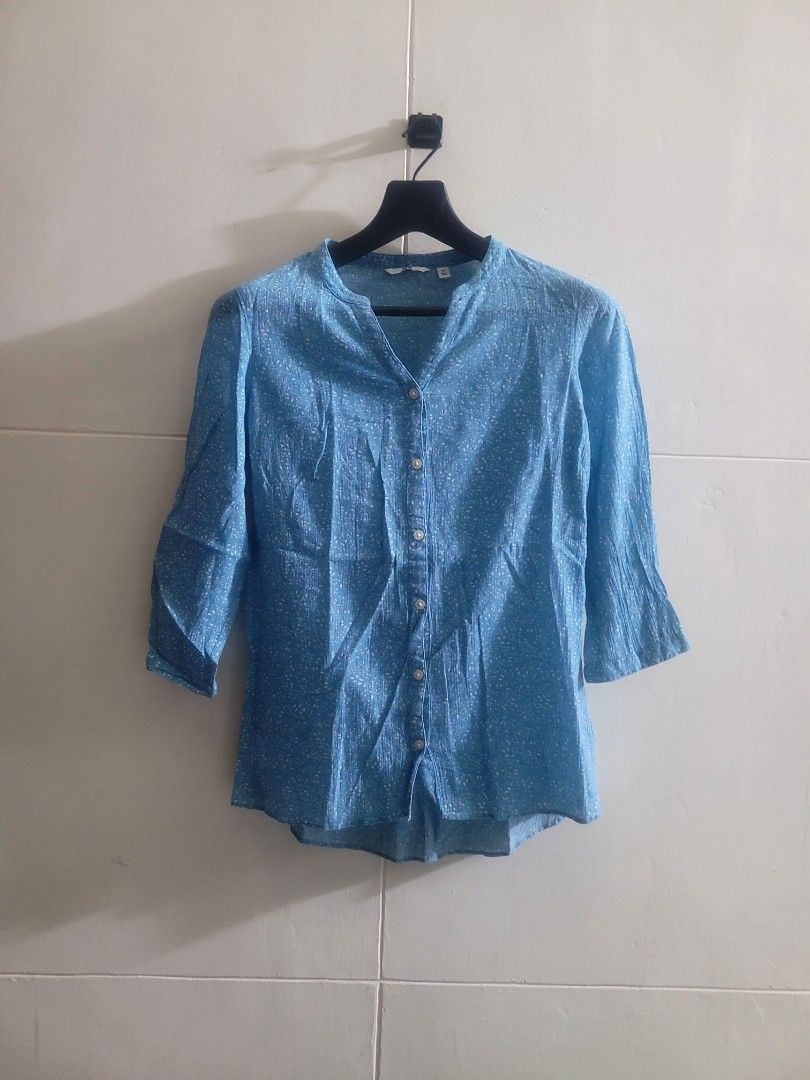UNIQLO Tiny Floral Top (Category: Blouses) located in Los Banos. Submitted by lopecruz (Listing ID 1467077886, Image 1). Description: armpit: 18" length: 24" like new, no flaws Small.