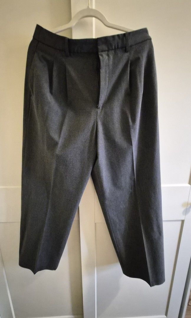 Uniqlo Wide leg trouser (Category: Trousers) located in Taguig. Submitted by shawn_dee (Listing ID 1466989418, Image 3). Description: please see deatails.