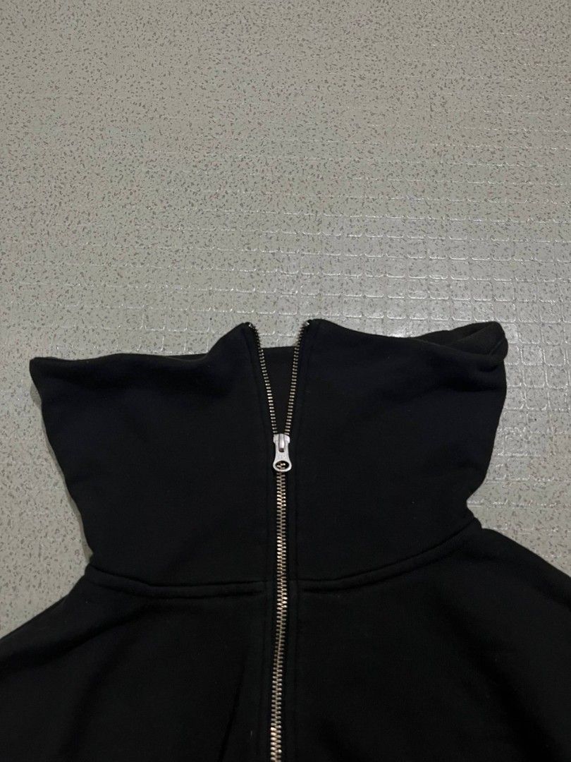 Unisex Qzip Black Jacket (Category: Coats, Jackets and Outerwear) located in Valenzuela. Submitted by csjade (Listing ID 1467133879, Image 2). Description: .
