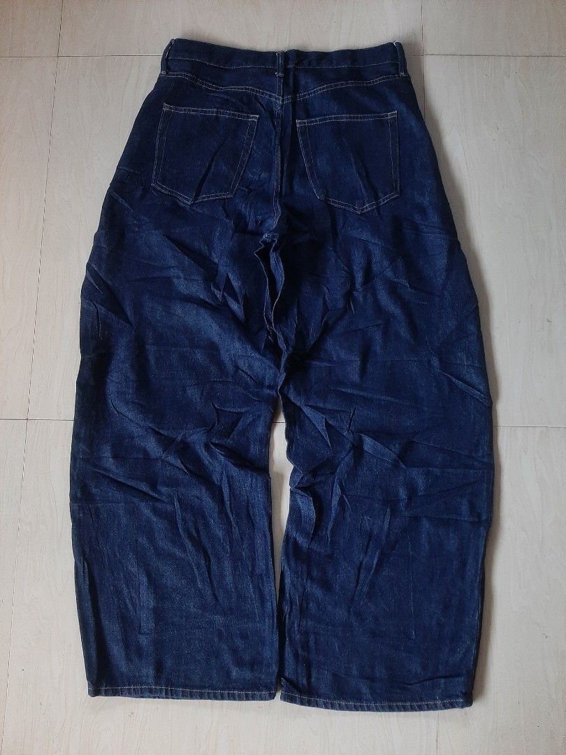Unisex Uniqlo Barrel pants (Category: Jeans) located in Himamaylan. Submitted by thriftsouth6108 (Listing ID 1467013876, Image 3). Description: Uniqlo barrel jeans 28-30 Length: 40 leg opening: 10.5 Bnew condition No issue Can do shipping nationwide J&T courier .