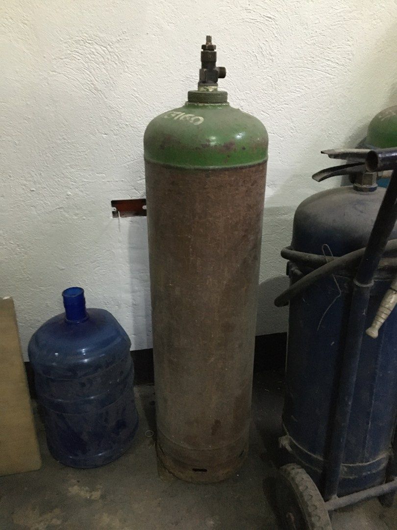 Used Acetylene tank (Category: Construction Tools & Equipment) located in Manila. Submitted by justinpapa71144 (Listing ID 1467013816, Image 3). Description: Lima po yan 3k each still negotiable Only for pick up no delivery .