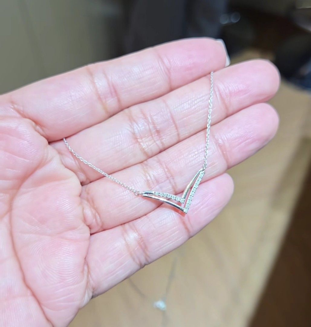 V diamond necklace (Category: Necklaces) located in Malolos. Submitted by keenhorse_ef38ab (Listing ID 1467047657, Image 2). Description: .10carat diamond 18Karat gold *No other photos COD/COP VIA LBC NO MEETUP.