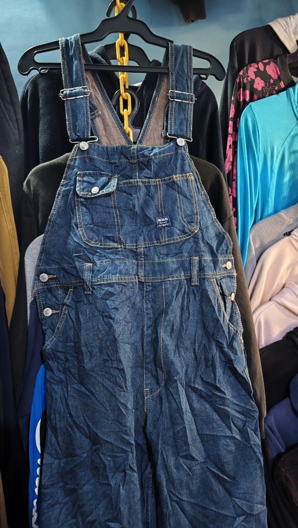 Valman Denim Overalls Blue Size M (Category: Jumpsuits) located in La Paz. Submitted by carou89146 (Listing ID 1467082026, Image 1). Description: - Brand: Valman - Style: Classic utility denim overalls with straight-leg cut - Color: Dark blue wash - Size: M (Fits bust 79-87 cm, height 154-162 cm) - Material: 100% cotton for comfortable wear - Features: Adjustable straps with metal buckles and front pocket with Valman union label patch - Condition