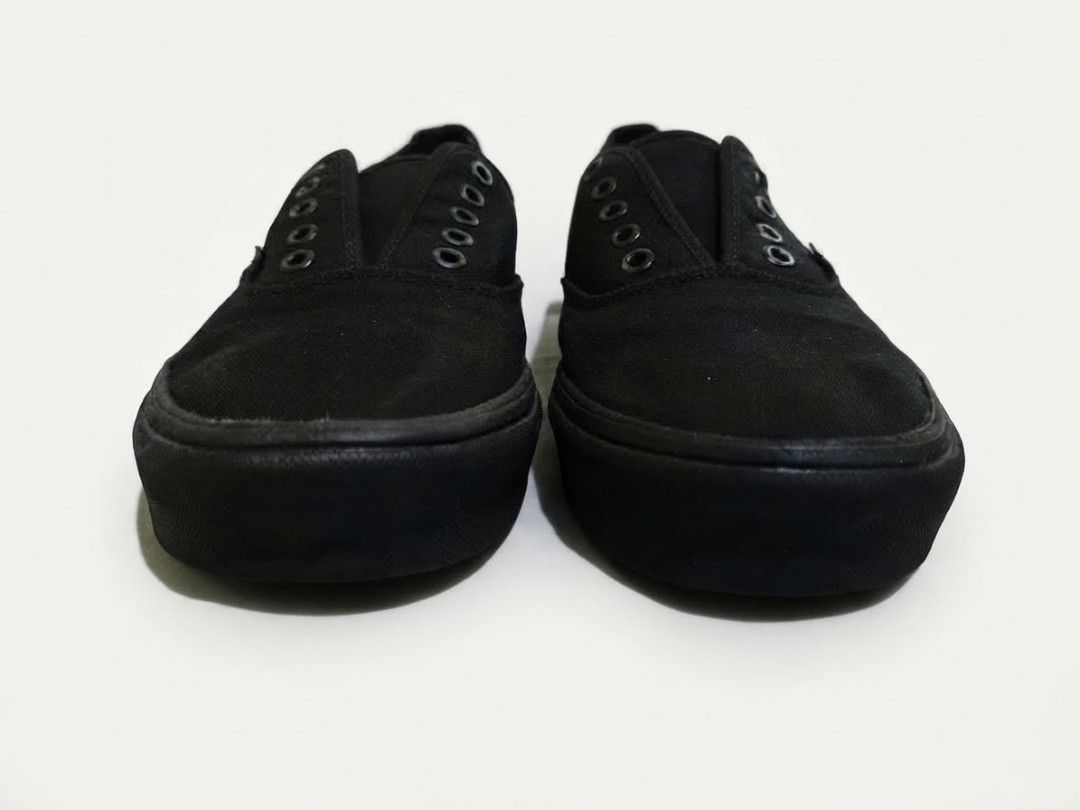 Vans ComfyCush Authentic Triple Black (Category: Sneakers) located in Taguig. Submitted by rc2489 (Listing ID 1467026564, Image 2). Description: used once inside office almost beand new size 10 replacement box pero vans din Note. May lace yung shoes nasa loob lang ng sapatos Loc. Taguig.