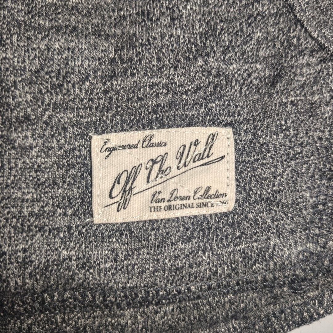 Vans Hoodie Gray Pullover Quarter Button Up (Category: Hoodies) located in Valencia. Submitted by ajax.arrow (Listing ID 1467103484, Image 2). Description: 22" W x 28" L.
