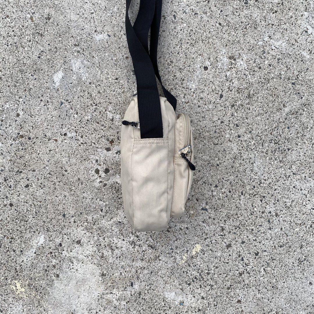 Vans slingbag! (Category: Sling Bags) located in Lapu-Lapu City. Submitted by larry_oliver (Listing ID 1467135234, Image 3). Description: Vans slingbag! One size Dimension 7W x 8.5L Condition 9.3/10 Color rate 9.5/10 Issue: minimal stain 550🏷️.