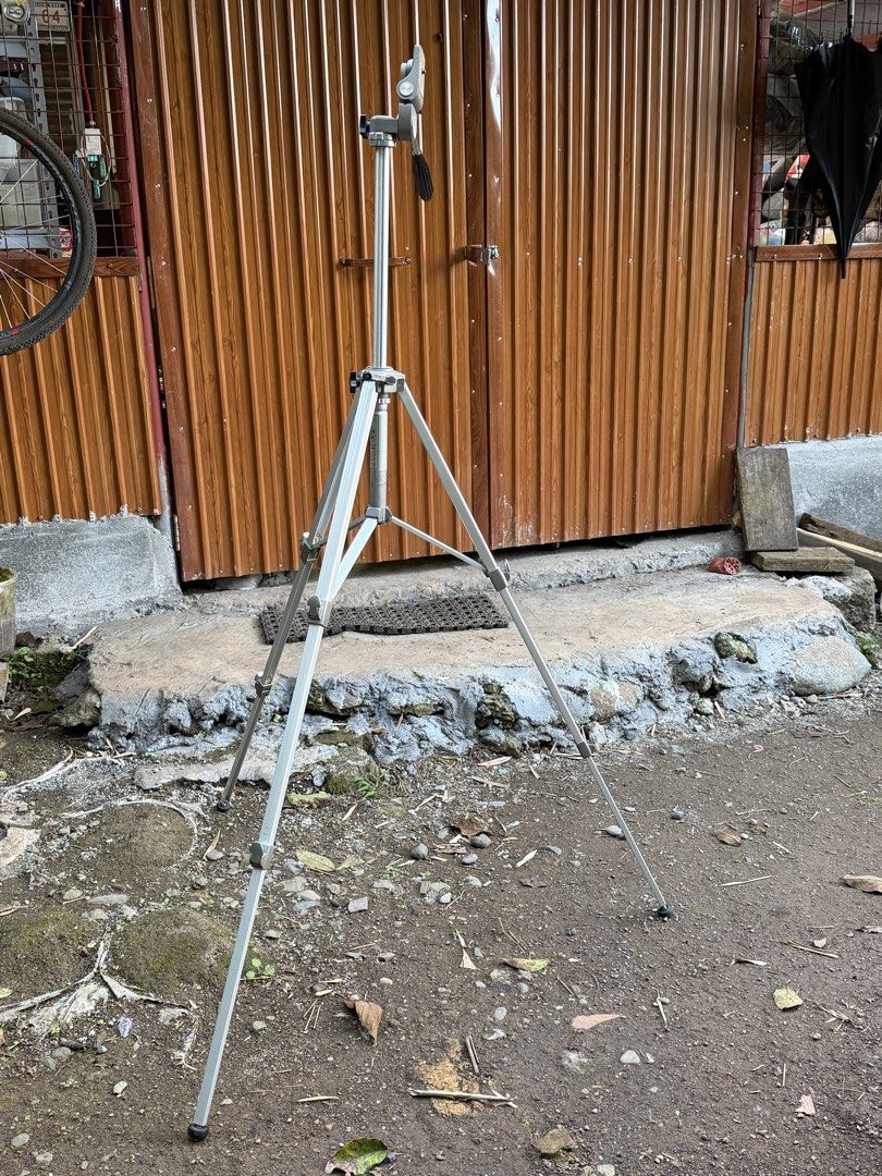 VELBON CAMERA TRIPOD EXCELLENT CONDITION (Category: Tripods & Monopods) located in Sablan. Submitted by gongonshelley12 (Listing ID 1467069059, Image 1). Description: 500 only VELBON CAMERA TRIPOD PANG HEAVY DUTY TO MGA MADAM/SIR ETO UNG MGA PWEDENG BITBITIN SA MGA BUNDOK SINCE PWEDE KO XA ITUSOK SA LUPA PWEDE I ADJUST LAHAT DEPENDE SA KUNG PAANU MO KELANGAN HEIGHT.