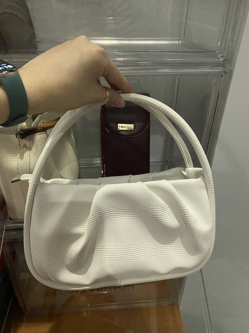 Verchini White Handbag (Category: Shoulder Bags) located in Manila. Submitted by escherichiaa (Listing ID 1467098337, Image 2). Description: .