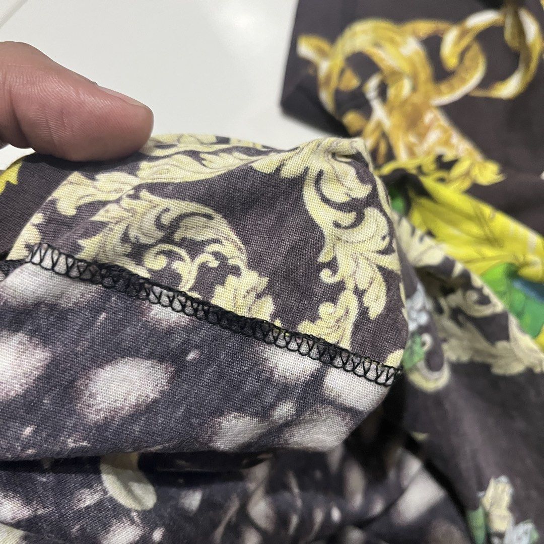 Versace (Category: Tshirts & Polo Shirts ) located in Bacoor. Submitted by manonghits_2000 (Listing ID 1467074684, Image 3). Description: Versace AOP 19.5x27 Excellent to New No Issue Cut Washtag Claim 200.