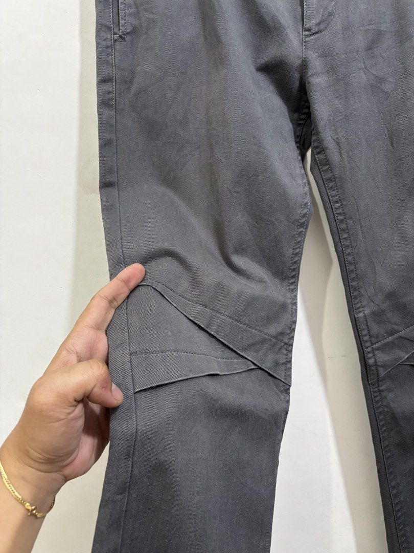 Versace (Category: Luxury Apparel) located in Taytay. Submitted by leanmark103093 (Listing ID 1467115947, Image 3). Description: V€RS^C€ 0rig Mens articulated Knee Paneling Casual pants Size 48 on tag Medium 32/33 Waistline 38 Length 7 Hem Excellent Condition No issue 📩📩📩📩.