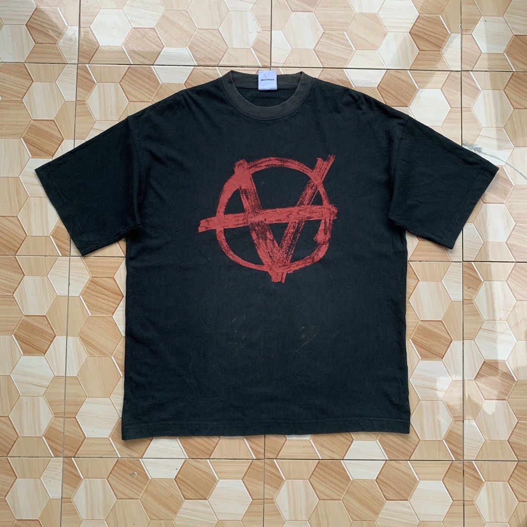 Vetements Anarchy❗️ (Category: Tshirts & Polo Shirts ) located in Cebu City. Submitted by darrylopon12219 (Listing ID 1467033672, Image 1). Description: Orig💯 Verygood Condition Issue Last 2 Pic Size Medium Color Rate:8/10 Dimes:W23 L28.5 -Need Wash 📍 CONSOLACION, CEBU ‎🚚 ship via J&T ‎DM NOW📩 ‎.