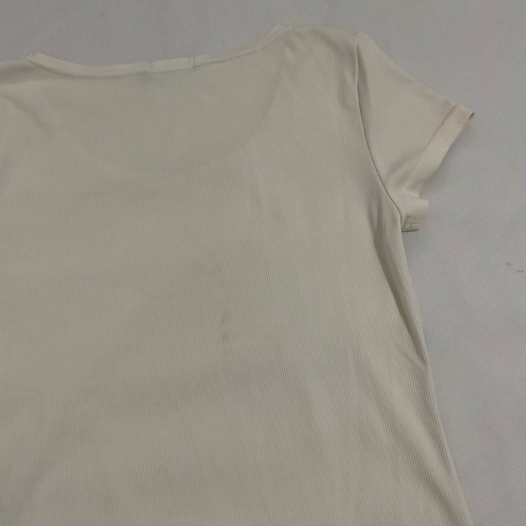 Vg Womens Basic Ribbed Plain Off White Fitted Shirt (Category: Shirts) located in Caloocan City. Submitted by de_clothur (Listing ID 1466994989, Image 3). Description: flaw: dirt.
