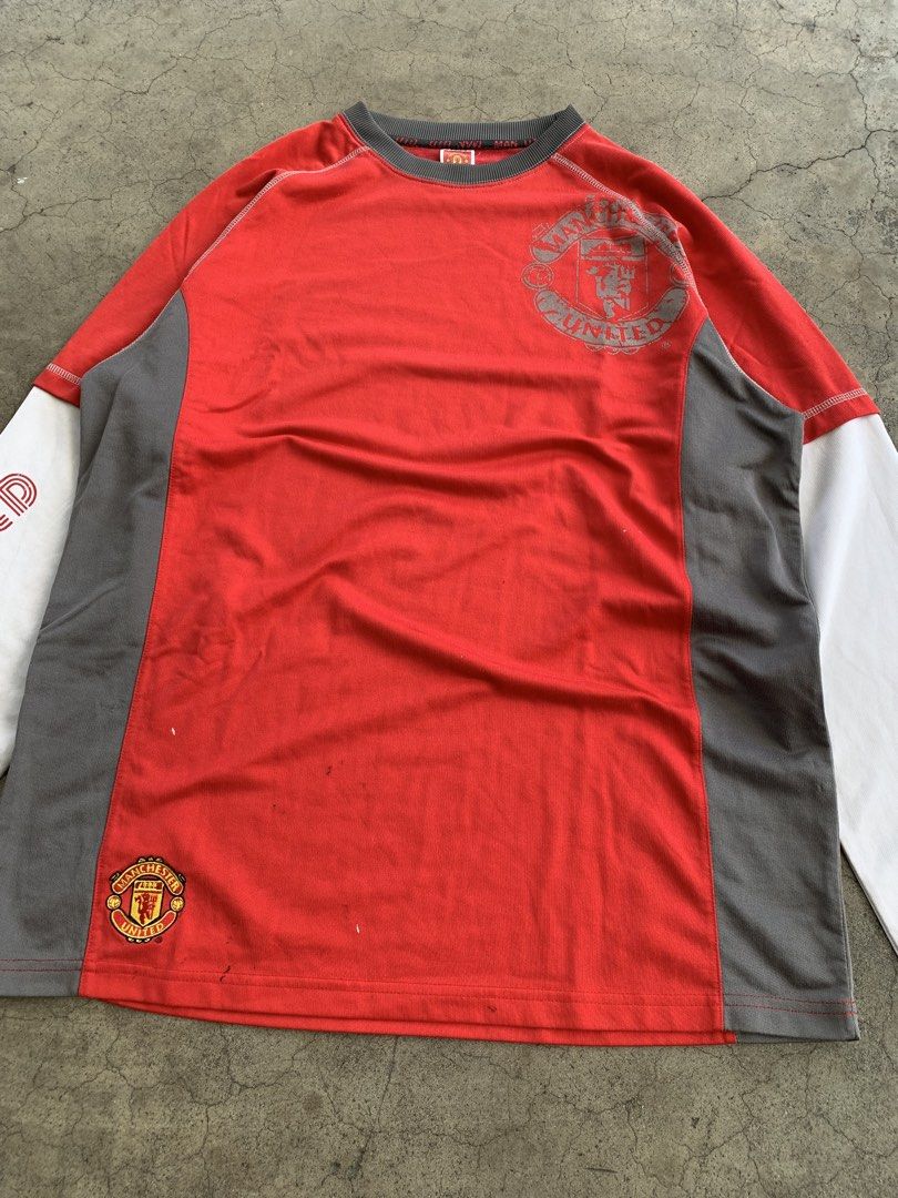 Vintage 2000s Manchester United (Category: Coats, Jackets and Outerwear) located in Manila. Submitted by gudthriftby.la (Listing ID 1467142770, Image 2). Description: (Good Condition) Size: Extra Large Measurements Length: 29 Width: 22 Sleeve: 24 MOP: GCASH / MOD: J&T & LBC 🚚 Located: Sta Ana Manila, Philippines 🇵🇭 DM TO PURCHASE! 📩.