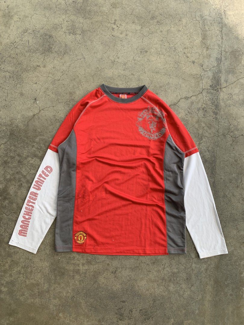 Vintage 2000s Manchester United (Category: Coats, Jackets and Outerwear) located in Manila. Submitted by gudthriftby.la (Listing ID 1467142770, Image 1). Description: (Good Condition) Size: Extra Large Measurements Length: 29 Width: 22 Sleeve: 24 MOP: GCASH / MOD: J&T & LBC 🚚 Located: Sta Ana Manila, Philippines 🇵🇭 DM TO PURCHASE! 📩.