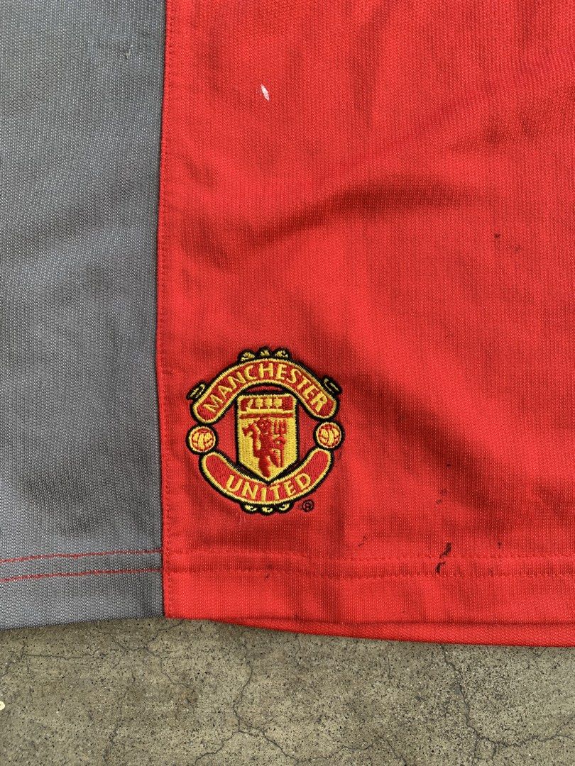 Vintage 2000s Manchester United (Category: Coats, Jackets and Outerwear) located in Manila. Submitted by gudthriftby.la (Listing ID 1467142770, Image 3). Description: (Good Condition) Size: Extra Large Measurements Length: 29 Width: 22 Sleeve: 24 MOP: GCASH / MOD: J&T & LBC 🚚 Located: Sta Ana Manila, Philippines 🇵🇭 DM TO PURCHASE! 📩.