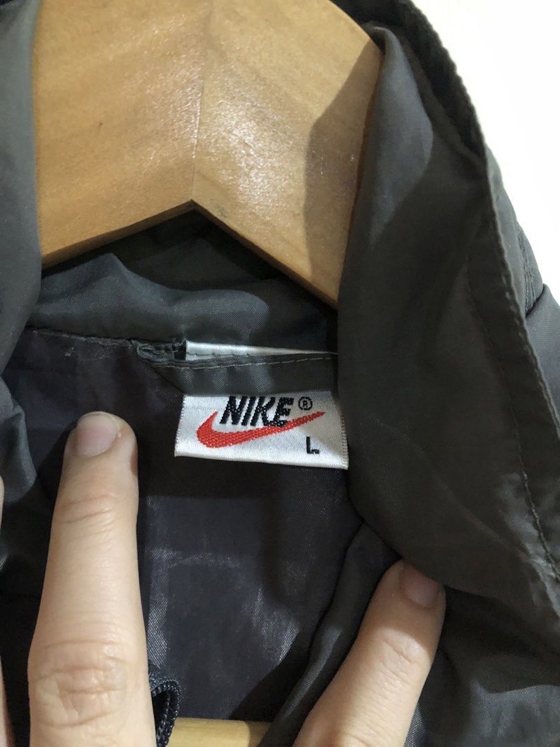 Vintage 90s Y2K Nike Zip Up Windreaker (Category: Coats, Jackets and Outerwear) located in Manila. Submitted by picklerick_collects (Listing ID 1467159062, Image 2). Description: 31x25 Issue Broken Zipper ( Fixable ).