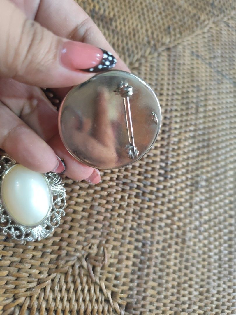 Vintage Brooches (Category: Brooches) located in Dipolog. Submitted by thriftteata (Listing ID 1467147540, Image 3). Description: .