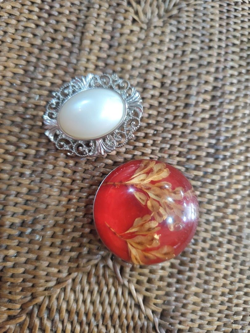Vintage Brooches (Category: Brooches) located in Dipolog. Submitted by thriftteata (Listing ID 1467147540, Image 1). Description: .