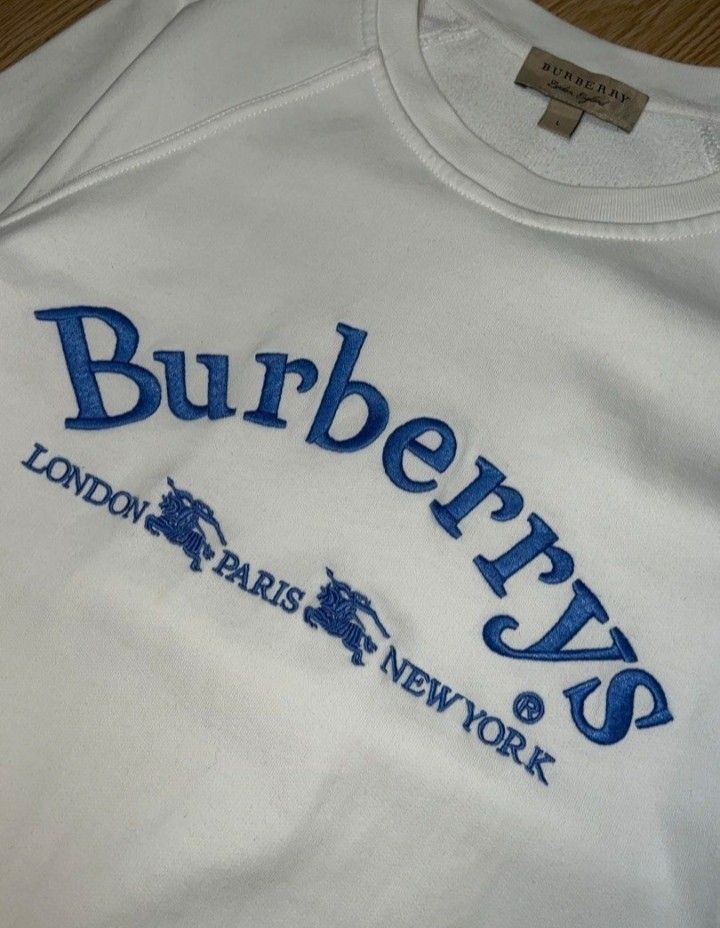 Vintage Burberrys sweatshirt (Category: Coats, Jackets and Outerwear) located in Caloocan City. Submitted by moviekidd6789 (Listing ID 1467030485, Image 3). Description: Size: Large Width: 21.5 Length: 26 Issue: None ------ ๑ Items are well loved ♡ ------ ⁠⑅ MOD: J&T, Lalamove ⁠⑅ MOP: Gcash, Maya ๑ Payment first and shipping fee shouldered by the buyer ๑ Item will only be shipped once SF has been paid 📍 North Caloocan City, Manila.