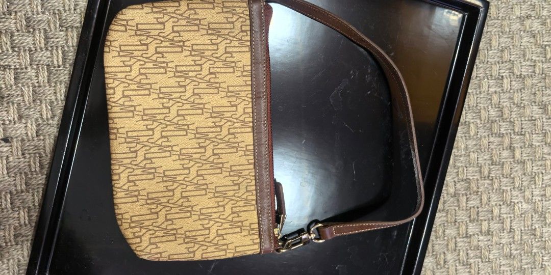 Vintage DAKS Kili Bag (Category: Shoulder Bags) located in Tuguegarao City. Submitted by zenphoenix-7ad615 (Listing ID 1467093618, Image 3). Description: Vintage DAKS Kili bag Free DAKS wallet.