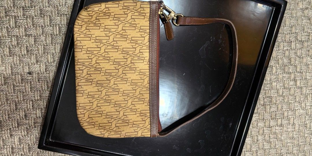 Vintage DAKS Kili Bag (Category: Shoulder Bags) located in Tuguegarao City. Submitted by zenphoenix-7ad615 (Listing ID 1467093618, Image 1). Description: Vintage DAKS Kili bag Free DAKS wallet.