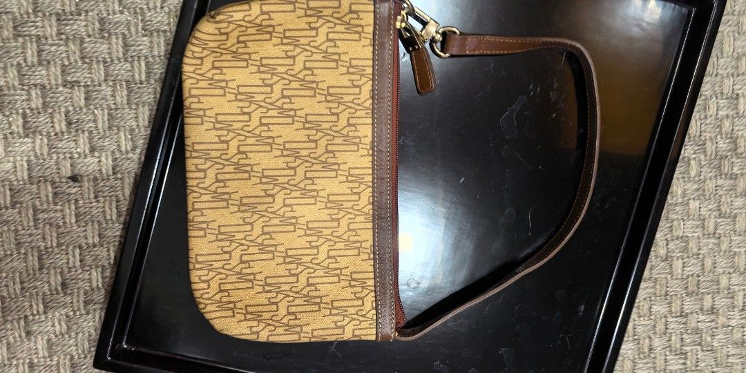 Vintage DAKS Kili Bag (Category: Shoulder Bags) located in Tuguegarao City. Submitted by zenphoenix-7ad615 (Listing ID 1467093618, Image 2). Description: Vintage DAKS Kili bag Free DAKS wallet.
