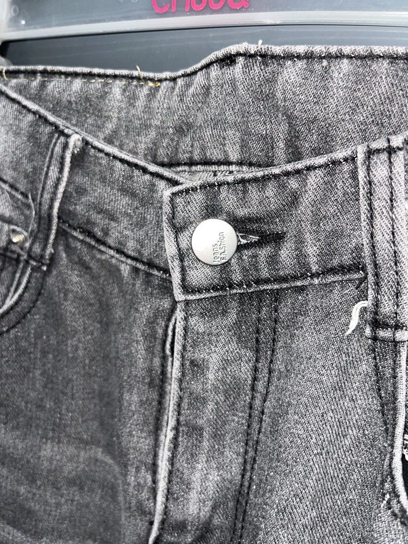 Vintage Gray Denim Pants (Category: Jeans) located in Antipolo. Submitted by chamm_424 (Listing ID 1467074376, Image 2). Description: size 28 leg hole: 9’ .