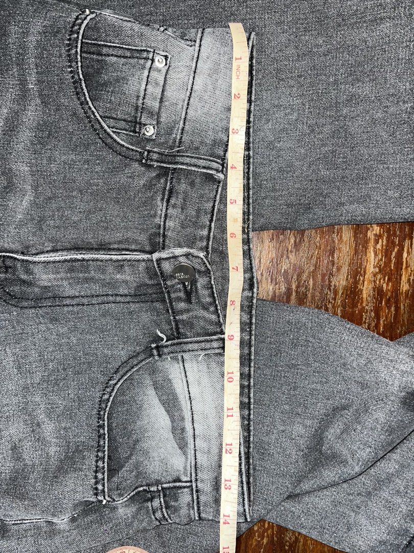 Vintage Gray Denim Pants (Category: Jeans) located in Antipolo. Submitted by chamm_424 (Listing ID 1467074376, Image 3). Description: size 28 leg hole: 9’ .