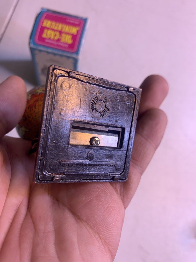 Vintage Look - Globe Pencil Sharpener (Category: Vintage Collectibles) located in Carmona. Submitted by bihira (Listing ID 1467042586, Image 3). Description: Vintage Look - Globe Pencil Sharpener - WYSIWYG - Retro look - Good condition.