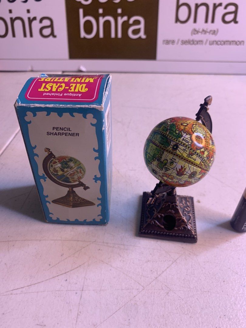 Vintage Look - Globe Pencil Sharpener (Category: Vintage Collectibles) located in Carmona. Submitted by bihira (Listing ID 1467042586, Image 1). Description: Vintage Look - Globe Pencil Sharpener - WYSIWYG - Retro look - Good condition.