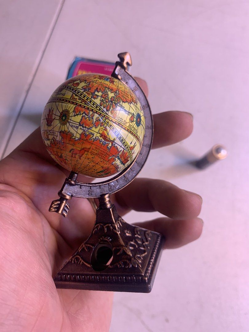 Vintage Look - Globe Pencil Sharpener (Category: Vintage Collectibles) located in Carmona. Submitted by bihira (Listing ID 1467042586, Image 2). Description: Vintage Look - Globe Pencil Sharpener - WYSIWYG - Retro look - Good condition.